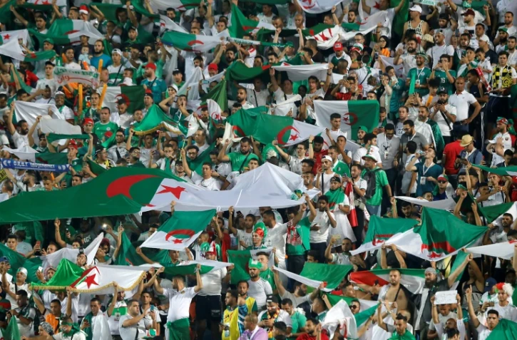Des supporters de l'Algérie encouragent leur équipe lors de la demi-finale de Coupe d'Afrique des Nations contre le Nigeria (victoire 2-1), le 14 juillet au stade international du Caire