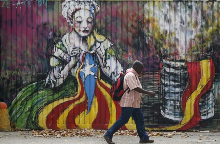 Un graffiti représentant une femme en train de coudre un drapeau des catalan à Barcelone, le 6 septembre 2017