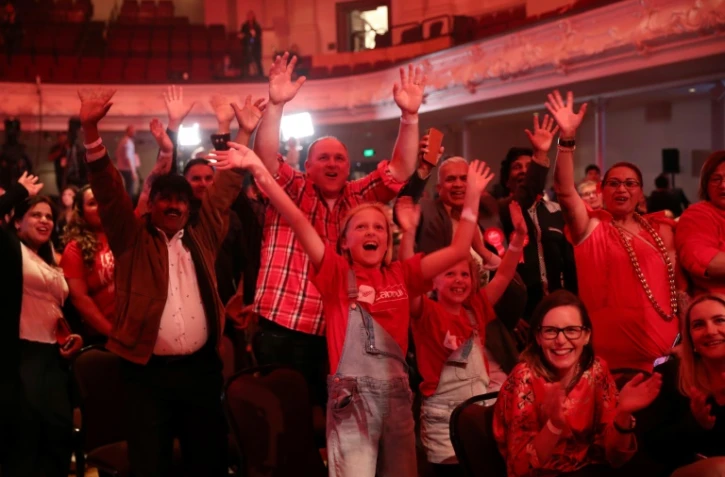 Des supporteurs travaillistes néo-zélandais attendent avec confiance les résultats des élections et la victoire de Jacinda Arden à Auckland, le 16 octobre 2020, 2020. 