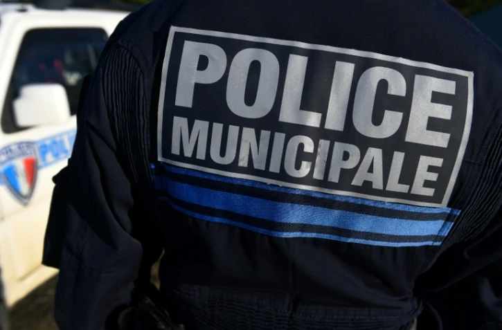 Après la diffusion d'une vidéo dans laquelle un policier municipal de Carcassonne encarté au Rassemblement national tient des propos racistes et complotistes dénoncés de toutes parts, le parti d'extrême droite a annoncé mercredi son exclusion