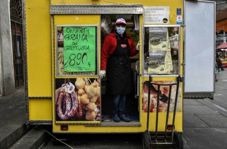 Une échoppe et fromages et de charcuterie sur le marché Porta Palazzo, à Turin, le 16 mars 2020