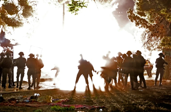 Un grenade assourdissante éclate pendant des affrontements entre armée israélienne et Palestiniens à Jérusalemen, le 7 mai 2021