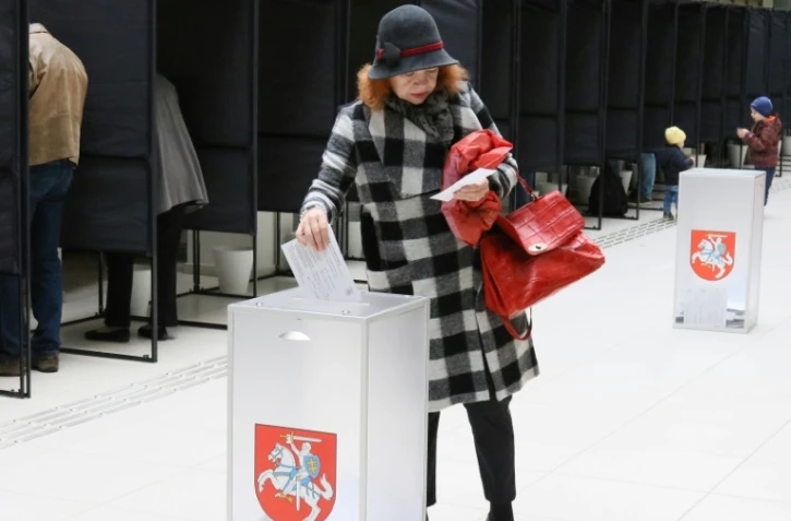 Une femme vote à l'occasion d'un vote anticipé dans la capitale lituanienne pour l'élection présidentielle, le 10 mai 2019