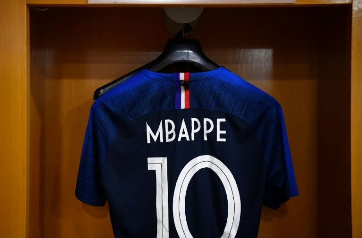 Le maillot de la star du football français Kylian Mbappe dans le vestiaire des Bleus au Stade de France le 30 avril 2020 à Saint-Denis près de Paris 