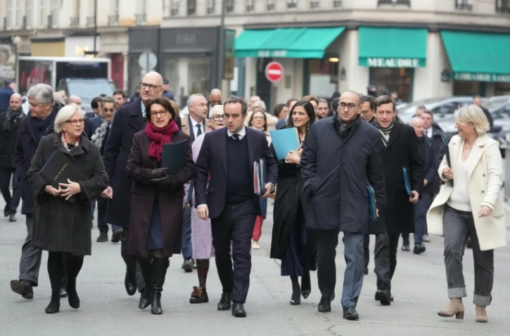 Le Premier ministre Sébastien Lecornu, au centre, et plusieurs membres de son gouvernement se rendent à l'Elysée à Paris, le 5 janvier 2026