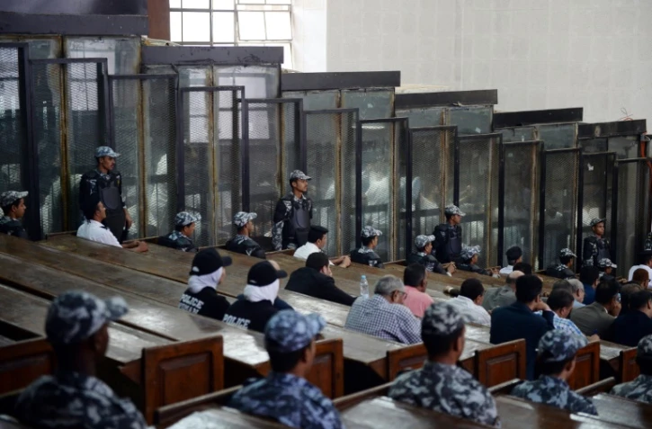 Photographie du procès de 700 accusés (dont le photojournaliste Shawkan) dans un tribunal du Caire, en Egypte, le 8 septembre 2018