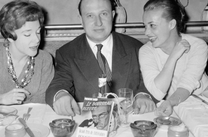 Frédéric Dard (c), le 15 novembre 1957 à Paris, flanqué des actrices Micheline Presle (g) et Jeanne Moreau