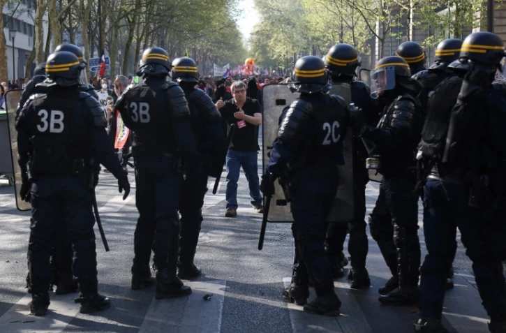 Des CRS déployés le 19 avril 2018 à Paris lors d'une manifestation contre la politique du gouvernement
