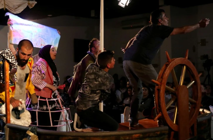 Des acteurs syriens jouent leur pièce de théâtre "Bateau de l'amour", à Amman, en Jordanie, le 3 avril 2016
