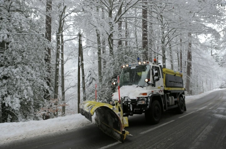 Un véhicule de déneigement sur une route près du village de Bocognano, le 15 janvier 2017 en Corse