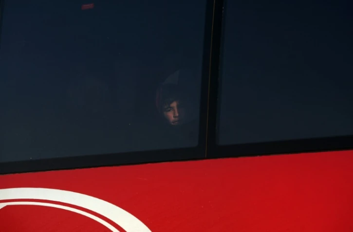 Des réfugiés afghans attendent le 23 février 2016 dans la ville grecque d'Idomeni, à la frontière gréco-macédonienne, d'être transférés vers Athènes