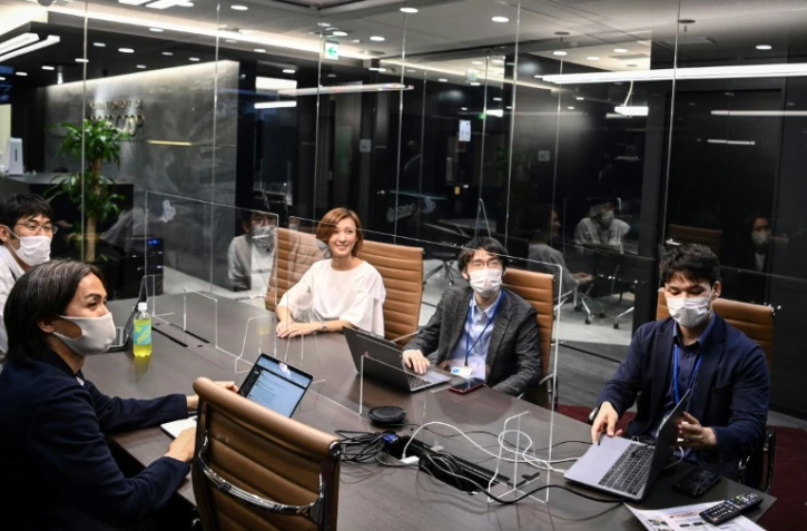 Des employés de ReVcomm, une start-up de Tokyo proposant un système d'intelligence artificielle pour améliorer les ventes à distance