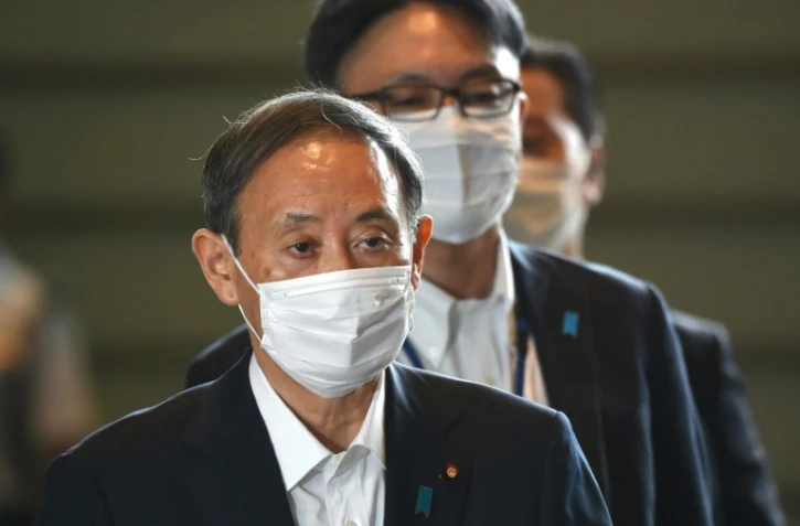 Yoshihide Suga (à gauche) arrive au bureau du Premier ministre à Tokyo, le 16 septembre 2020