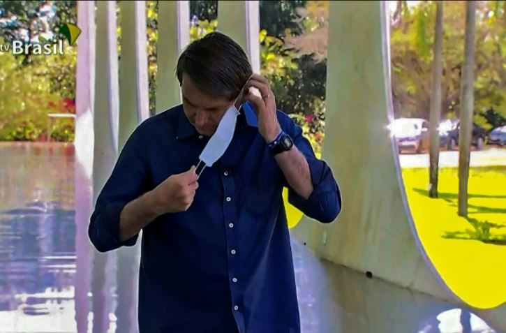 Capture d'écran d'un point presse télévisé du président brésilien Jair Bolsonaro, devant le palais présidentiel à Brasilia, le 7 juillet 2020