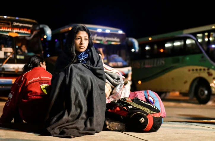 La migrante vénézuélienne Nacari, 16 ans, patiente à la frontière entre l'Equateur et le Pérou, à Huaquillas, le 25 août 2018