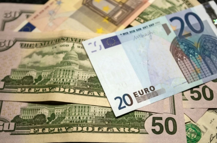Coupures d'euros et de dollars photographiés, le 17 juillet 2015 à Lille