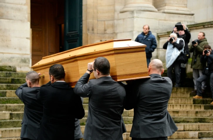 Le cercueil de Michel Galabru à son arrivée à l'église Saint-Roch le 12 janvier 2016 à Paris