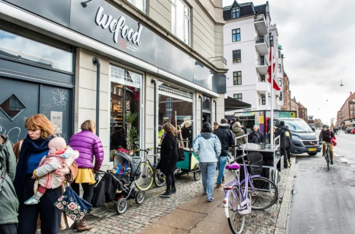 Des badauds devant l'enseigne danoise Wefood spécialisée dans les invendus, le 16 février 2016 à Copenhague 