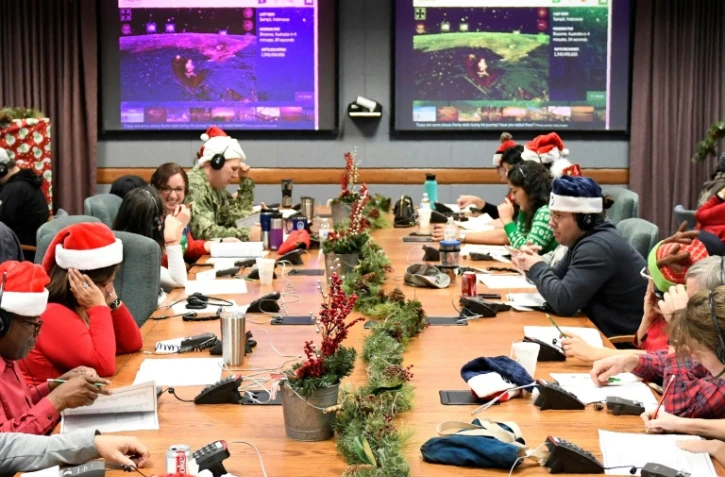 Des bénévoles travaillent au site de la Norad qui suit la tournée du Père Noël depuis la base Peterson de l'US Air Force, le 24 décembre 2018 à Colorado Springs