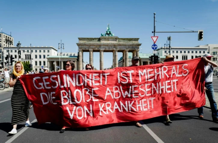 Des manifestants participent à la marche contre les mesures contraignantes liées au Covid-19, le 1er août à Berlin