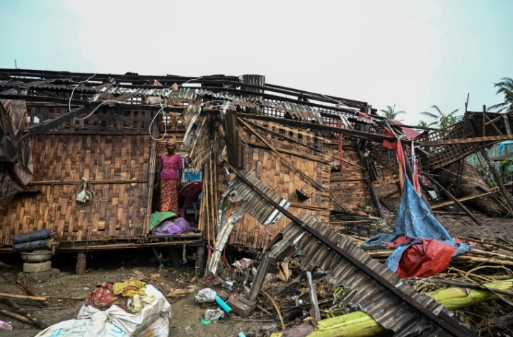 Une réfugiée Rohingya devant son logis dévasté par le cyclone Mocha, le 16 mai 2023 dans le camp de Basara, à Sittwe, en Birmanie