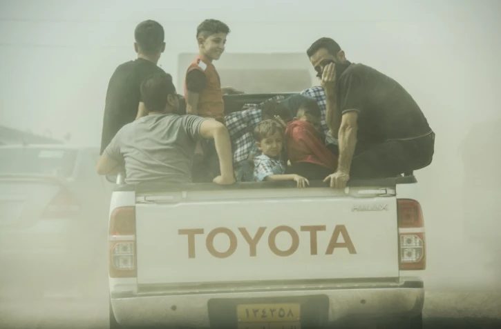Des familles irakiennes déplacées par les combats en cours à Mossoul, se dirigent vers Qayyarah, ville voisine au sud de Mossoul, le 24 octobre 2016