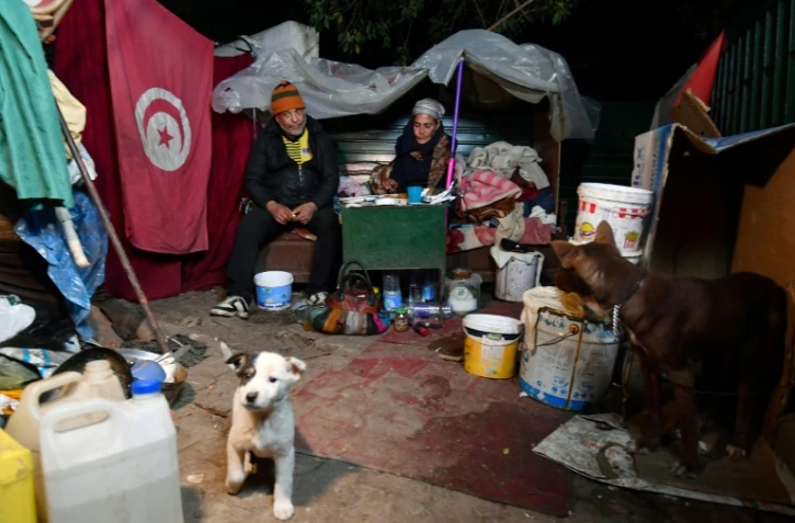 Leila et un autre sans-abri partagent un dîner offert par le "Resto d'amour", créé pour venir en aide aux plus démunis, le 26 janvier 2024 à Tunis