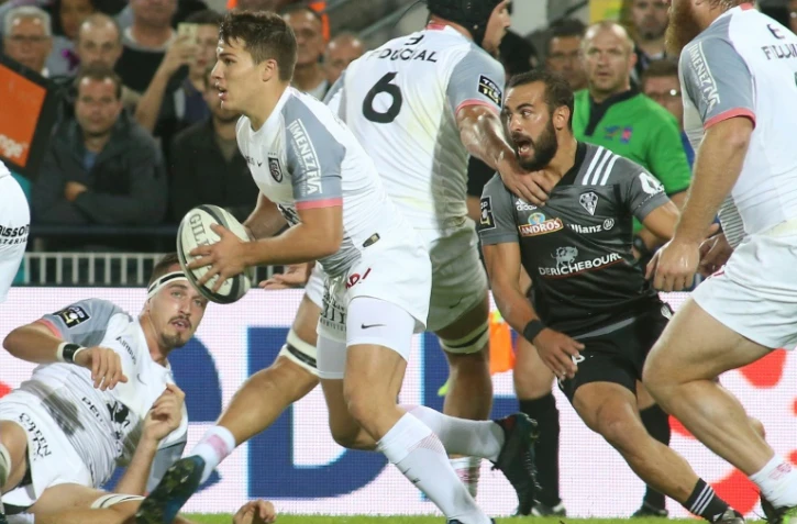 Le Toulousain Antoine Dupont (c) lors d'un mach de Top 14 à Brive, le 23 septembre 2017