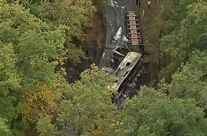 Extrait d'images télévisées de la carcasse de l'autocar dont l'incendie après une collision avec un camion avait tué 43 personnes, le 23 octobre 2015 à Puisseguin, en Gironde