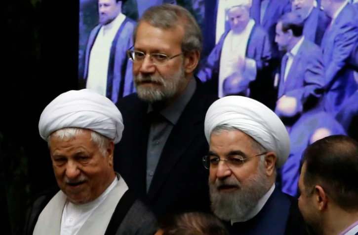 L'ancien président l' Ayatollah Akbar Hashemi Rafsanjani, le président du Parlement Ali Larijani et le président  Hasan Rouhani le 28 mai 2016 au Parlement à Téhéran