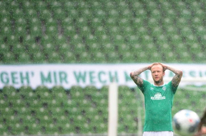 Le milieu allemand de Brême, Philipp Bargfrede, dépité après la défaite face à Wolfsburg, lors du match de Bundesliga à domicile, le 7 juin 2020