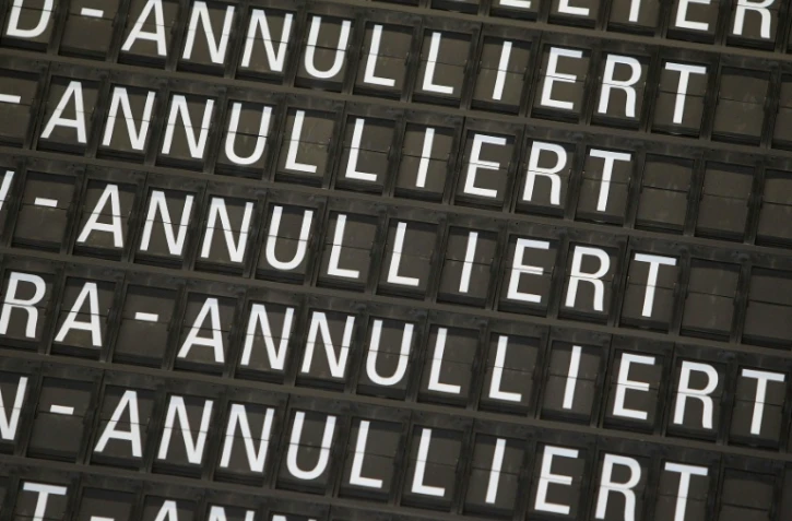 Le trafic aérien en Europe est très perturbé en raison de deux mouvements sociaux en France et en Allemagne qui paralysent plusieurs aéroports, comme l'indique ce panneau horaires à l'aéroport de Francfort-sur-le-Main (Allemagne) le 10 avril 2018