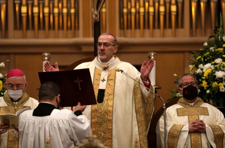 Le patriarche latin de Jérusalem Pierbattista Pizzaballa conduit la messe de minuit à la Basilique de la Nativité à Bethléem, le 25 décembre 2020