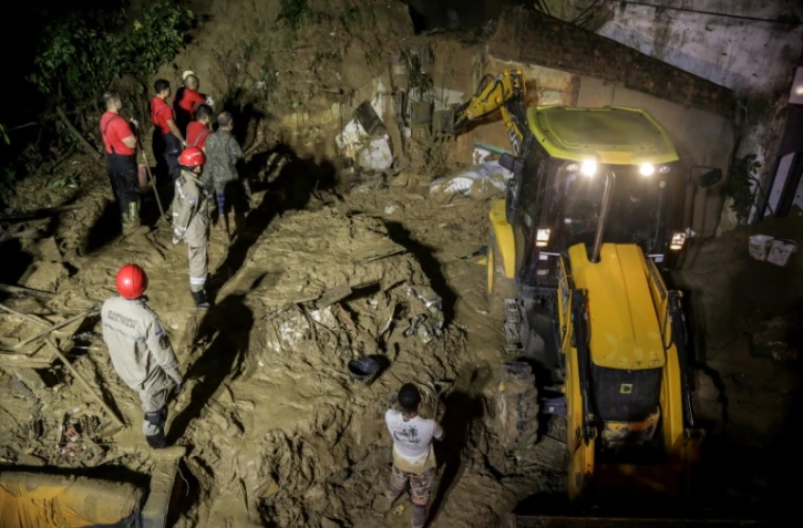 Photo transmise par la municipalité brésilienne de Recife montrant des secouristes à pied d'oeuvre après les pluies torrentielles et les glissements de terrain qui ont frappé le nord-est du Brésil, le 28 mai 2022