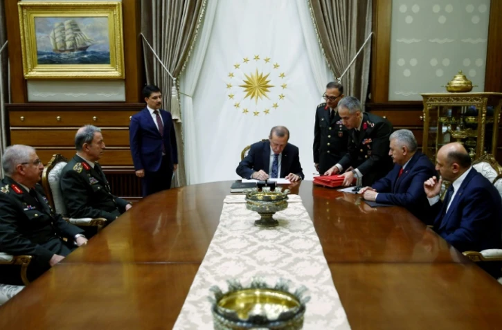 Le président turc Recep Tayyip Erdogan (c)rencontre le Conseil suprême militaire et le Premier ministre Binali Yildirim (2e d) le 28 juillet à Ankara