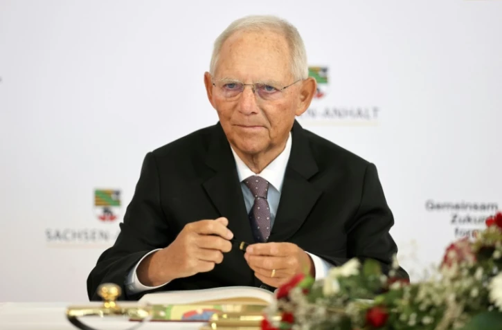 Wolfgang Schäuble signe le livre d'or de la ville de Halle, en Allemagne, le 3 octobre 2021, pour le 31e anniversaire de la réunification allemande