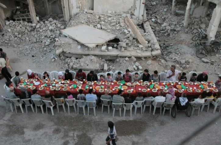 A l'instar de nombreuses autres villes rebelles, Douma, assiégée depuis 2013, a été défigurée par les bombardements incessants du régime qui ont endommagé les infrastructures et confiné les habitants souvent dans les abris.