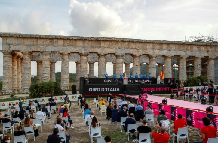 Présentation officielle des équipes participant au Tour d'Italie à Calatafimi, en Sicile, le 1er octobre 2020