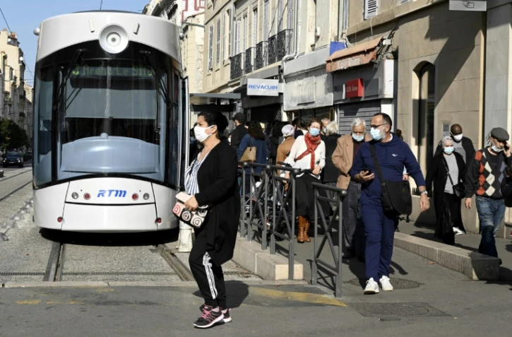 Des passants à Marseille le 9 novembre 2020