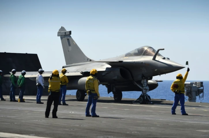 Un Rafale sur le porte avions Charles de Gaulle le 29 septembre 2016 en Méditerranée 