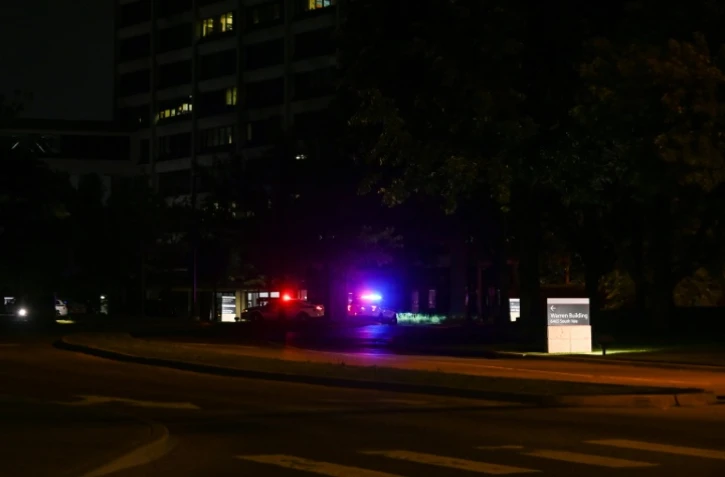 Des voitures de police sur le campus de l'hôpital Saint Francis à Tulsa, Oklahoma, le 1er juin 2022
