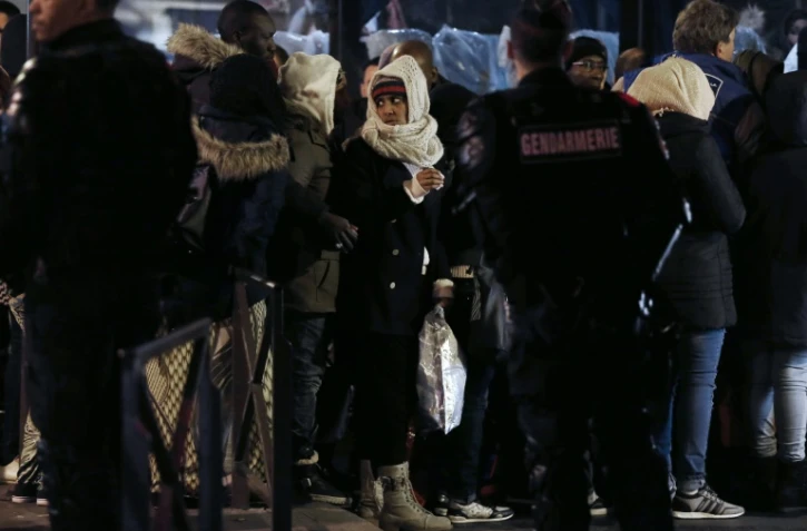 Evacuation de migrants installés  sous le métro aérien au niveau de la station Stalingrad, le 30 mars 2016 à Paris