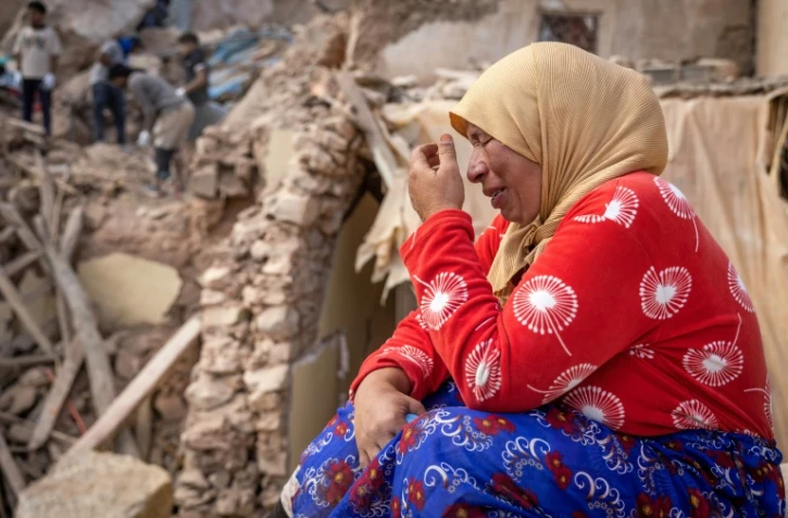 Une habitante du village d'Imi N'Tala, dans le centre du Maroc, pleure au milieu des bâtiments détruits par le séisme, le 10 septembre 2023 