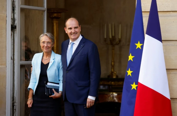 Le Premier ministre sortant Jean Castex aux côtés d'Elisabeth Borne, nommée Première ministre, dans la cour de Matignon à Paris le 16 mai 2022