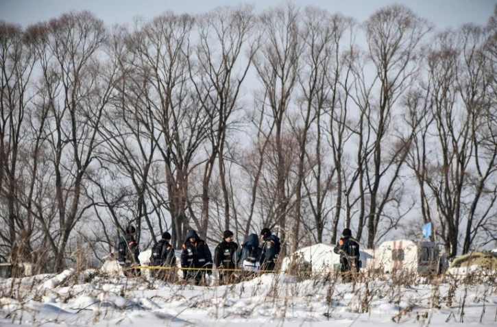 Des enquêteurs et équipes de secours sur les lieux du crash d'un Antonov, le 12 février 2018 près de Moscou