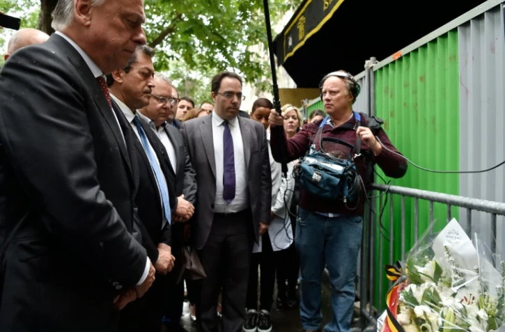 Le président de la commission d'enquête belge sur le terrorisme, Patrick Dewael (1erG), son homologue français Georges Fenech (2eG) et le rapporteur de la loi sur le terrorisme Sébastien Pietrasanta (2eD) devant le Bataclan le 20 juin 2016 à Paris