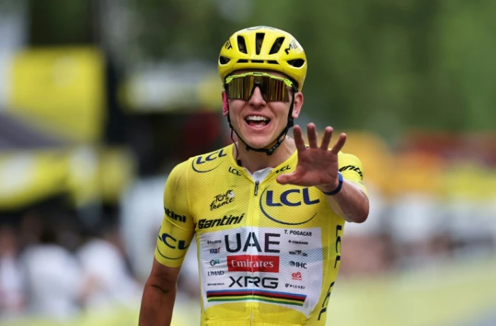 Tadej Pogacar célèbre son cinquième sacre au Tour de France après la 21e étape du Tour de France 2026 sur les Champs-Élysées le 26 juillet 2026