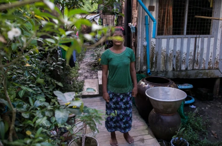 Than Than Ei, une ancienne enfant esclave, pose chez un proche, le 29 septembre 2016, à Rangoon  