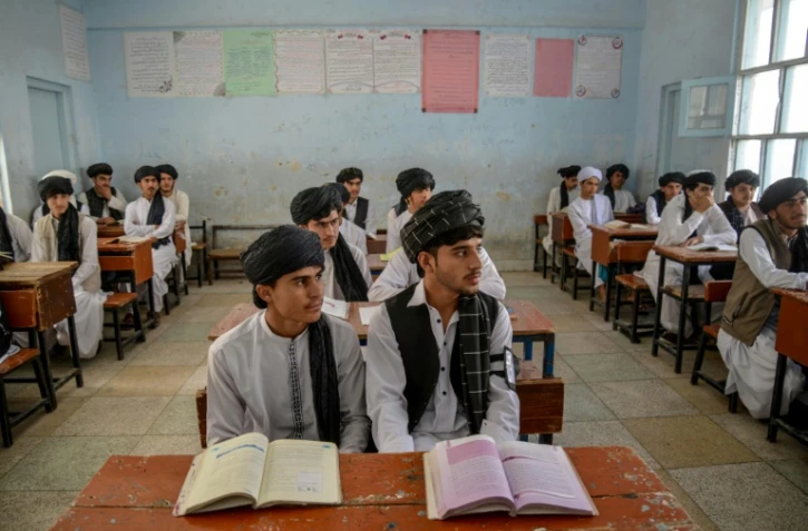 Des élèves portent des tuniques et turbans selon le nouveau code d'uniforme, le 22 avril 2025 à Kandahar, en Afghanistan