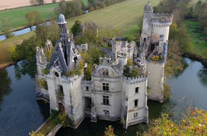 Une vue aérienne du château de La Mothe-Chandeniers, dans la Vienne, le 3 novembre 2017